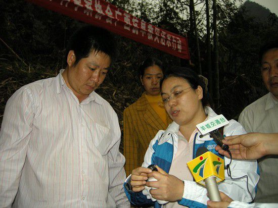 華南理工大學化學與化工學院副教授黃肖容在指導村民掌握凈水措施